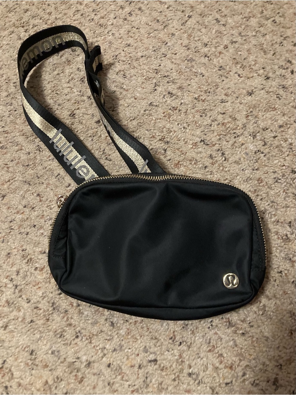 NWOT Lululemon belt bag fanny pack purse black and gold nylon
